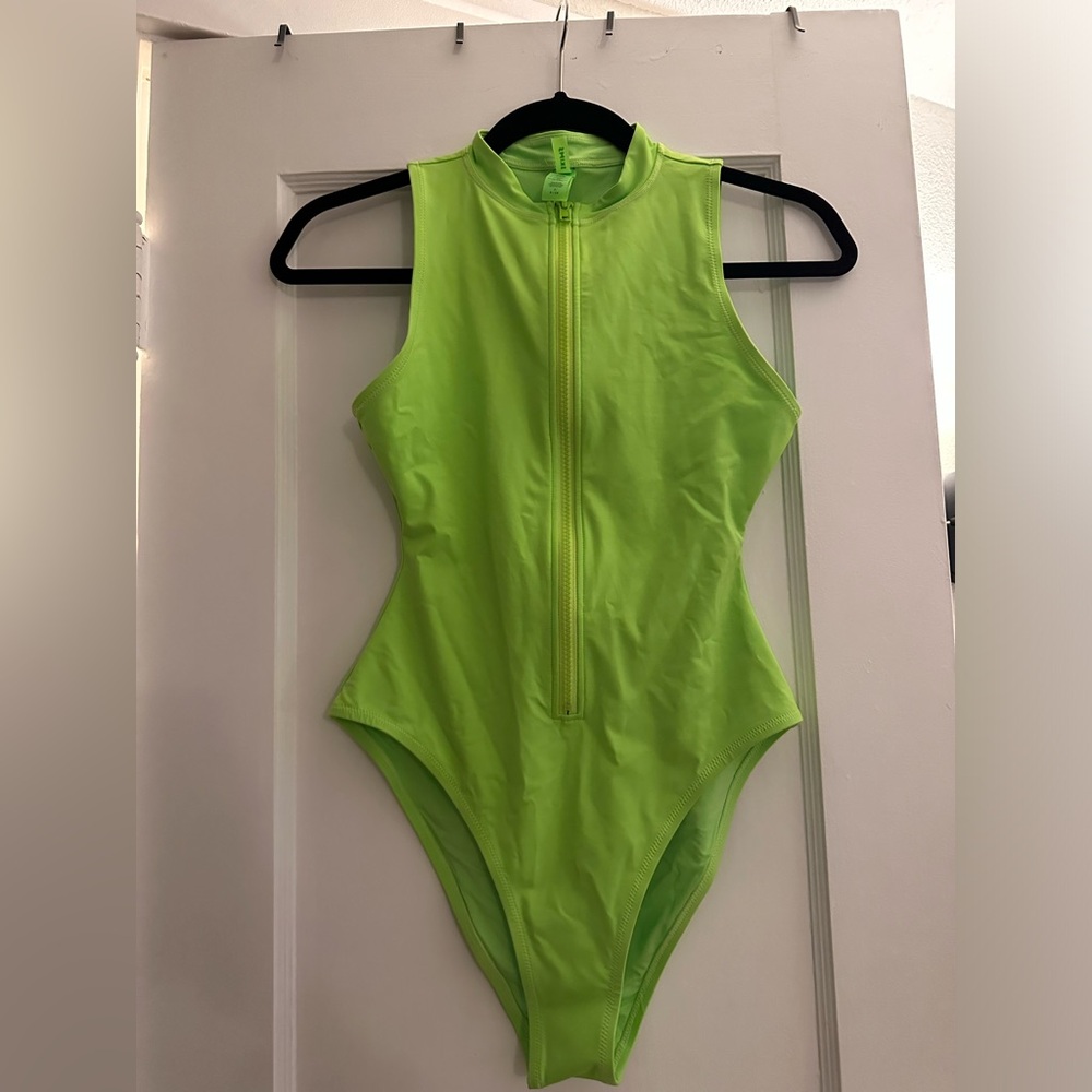 SKIMS SWIM ZIP FRONT SLEEVELESS ONE PIECE |
NEON GREEN / S